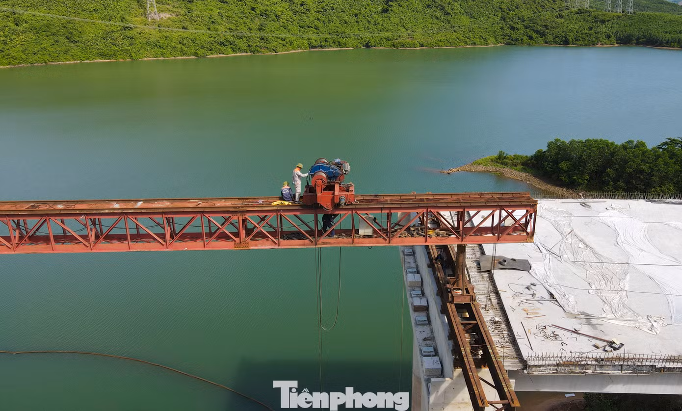 Sau gần 19 tháng kể từ ngày khởi công, tuyến cao tốc Vũng Áng - Bùng đã dần hình thành với tuyến chính được thi công cấp phối đá dăm gia cố xi măng và thảm lớp bê tông nhựa rỗng C25 cùng nhiều hạng mục hầm xuyên núi và cầu băng rừng, vượt sông.