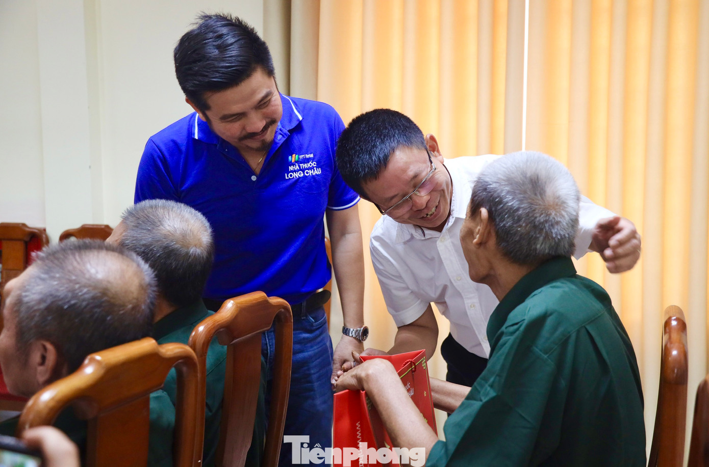 Nhà báo Phùng Công Sưởng thăm hỏi, động viên các thương, bệnh binh. Nhà báo Phùng Công Sưởng thăm hỏi, động viên các thương, bệnh binh.