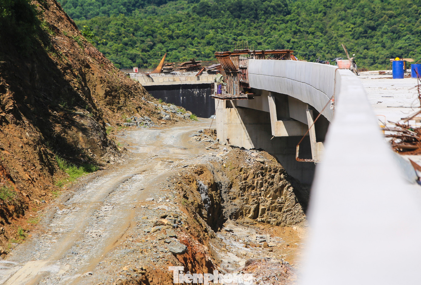 “Đơn vị thi công 3 cầu, số 2,3 và 5. Sau hơn 1 năm thi công, hiện cầu số 2 và số 5 đã đạt 90-95% tiến độ, còn các hạng mục phun chống thấm, thảm bê tông mặt cầu. Riêng cầu số 3 đạt khoảng 70%, các kết cấu dưới, trụ móng đã gần hoàn thiện. Cây cầu này chậm thời gian đặt ra do bổ sung một số thiết kế. Dự kiến trong tháng 11 sẽ hoàn thiện các dự án cầu vượt núi, hồ”, ông Đào Văn Cường - Chỉ huy trưởng Công ty CP 368 cho hay.
