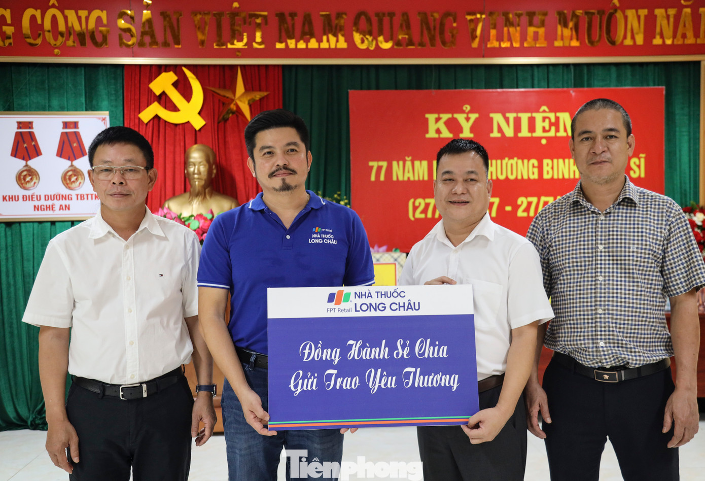 Báo Tiền Phong phối hợp với nhà tài trợ trao tặng các suất quà cho các thương, bệnh binh, người có công tại Trung tâm Điều dưỡng Thương binh tâm thần kinh Nghệ An. Báo Tiền Phong phối hợp với nhà tài trợ trao tặng các suất quà cho các thương, bệnh binh, người có công tại Trung tâm Điều dưỡng Thương binh tâm thần kinh Nghệ An.