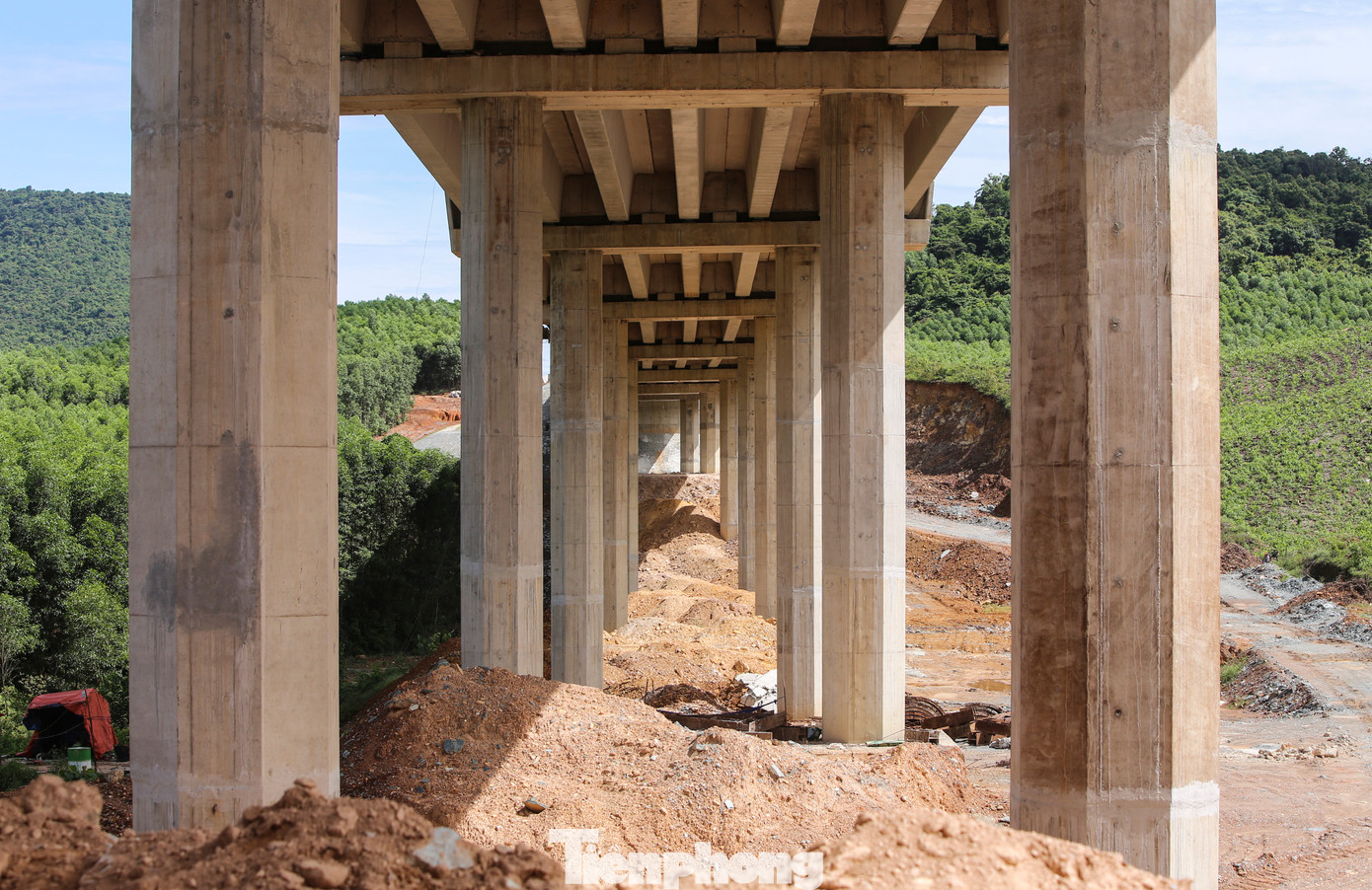 Những trụ cầu cao 30-50m được sử dụng cho các cầu vượt đồi, vượt hồ.