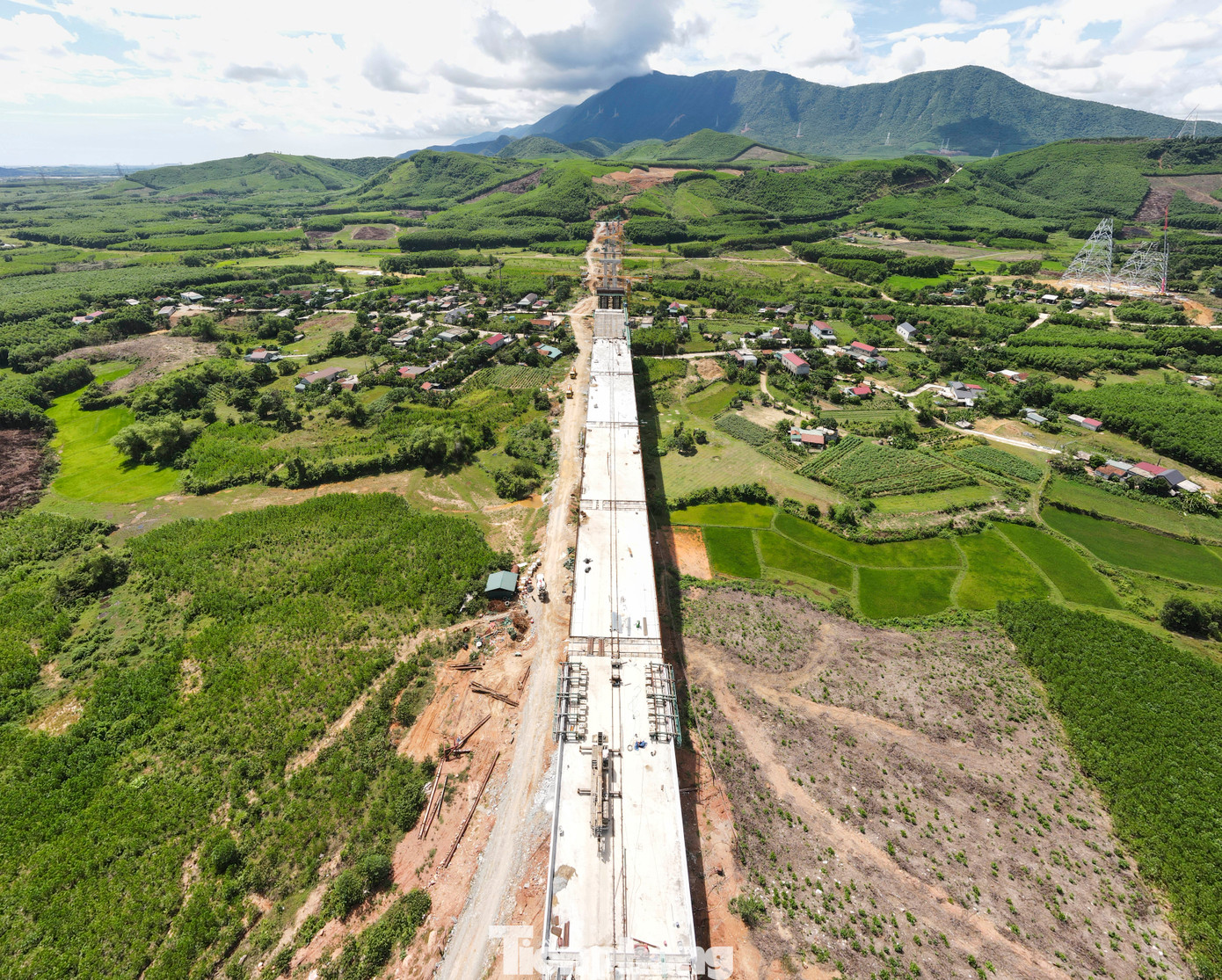 Cầu số 1 dài gần 1 km được thiết kế 2 mố, 22 trụ, trong đó, trụ cao nhất lên đến 50m, để nối 2 quả đồi, bắc qua một thung lũng có địa hình lòng chảo ở xã Kỳ Hoa, TX Kỳ Anh. Cây cầu này do Công ty CP 479 Hòa Bình đảm nhận thi công, hiện đã lao lắp được 6/22 nhịp cầu, đạt khối lượng 55 - 60%.