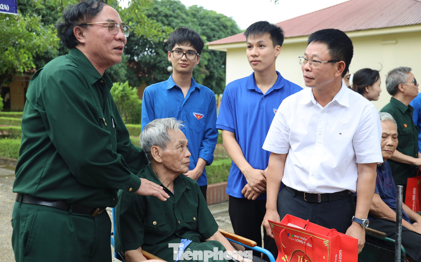 Các thương, bệnh binh tại Trung tâm Điều dưỡng thương binh Nghệ An chia sẻ câu chuyện chiến đấu ngày trước cho thế hệ trẻ. Các thương, bệnh binh tại Trung tâm Điều dưỡng thương binh Nghệ An chia sẻ câu chuyện chiến đấu ngày trước cho thế hệ trẻ.