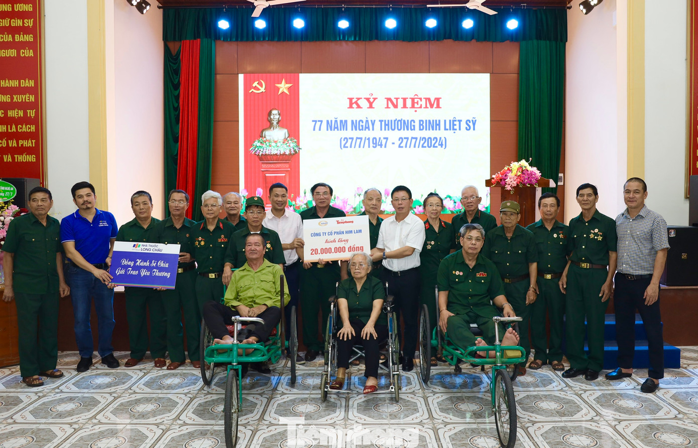 Nhà báo Phùng Công Sưởng thăm hỏi, động viên các thương, bệnh binh. Nhà báo Phùng Công Sưởng thăm hỏi, động viên các thương, bệnh binh.