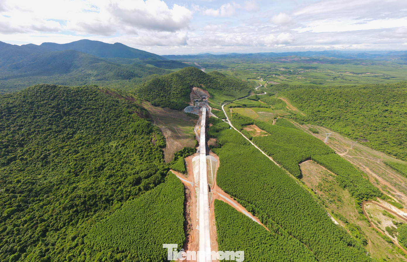 Hạng mục hầm Đèo Bụt dài gần 1km, xuyên qua núi Đồng Nang, phía bắc thuộc xã Kỳ Lạc (huyện Kỳ Anh), phía nam nằm ở xã Kỳ Hoa (thị xã Kỳ Anh). Công trình thiết kế vĩnh cửu, vỏ bê tông cốt thép, quy mô hai hầm riêng biệt, chiều rộng mỗi hầm 15m, cao 8m. Hiện nhà thầu đang tập trung thi công xuyên ống hầm còn lại.