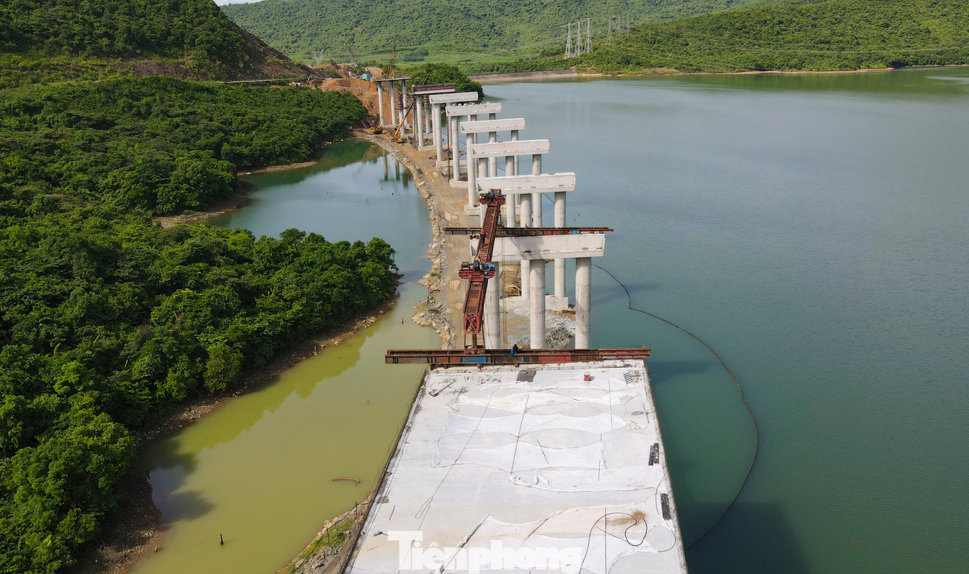 Sau gần 19 tháng kể từ ngày khởi công, tuyến cao tốc Vũng Áng - Bùng đã dần hình thành với tuyến chính được thi công cấp phối đá dăm gia cố xi măng và thảm lớp bê tông nhựa rỗng C25 cùng nhiều hạng mục hầm xuyên núi và cầu băng rừng, vượt sông.