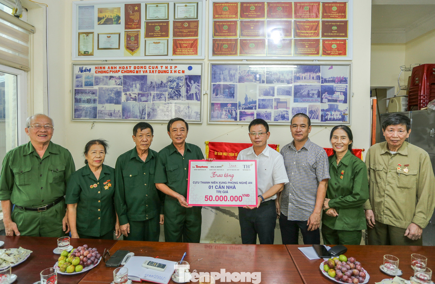 Nhà báo Phùng Công Sưởng cùng đơn vị tài trợ trao tặng 1 căn nhà tình nghĩa trị giá 50 triệu đồng đến Hội cựu TNXP Nghệ An. Nhà báo Phùng Công Sưởng cùng đơn vị tài trợ trao tặng 1 căn nhà tình nghĩa trị giá 50 triệu đồng đến Hội cựu TNXP Nghệ An.