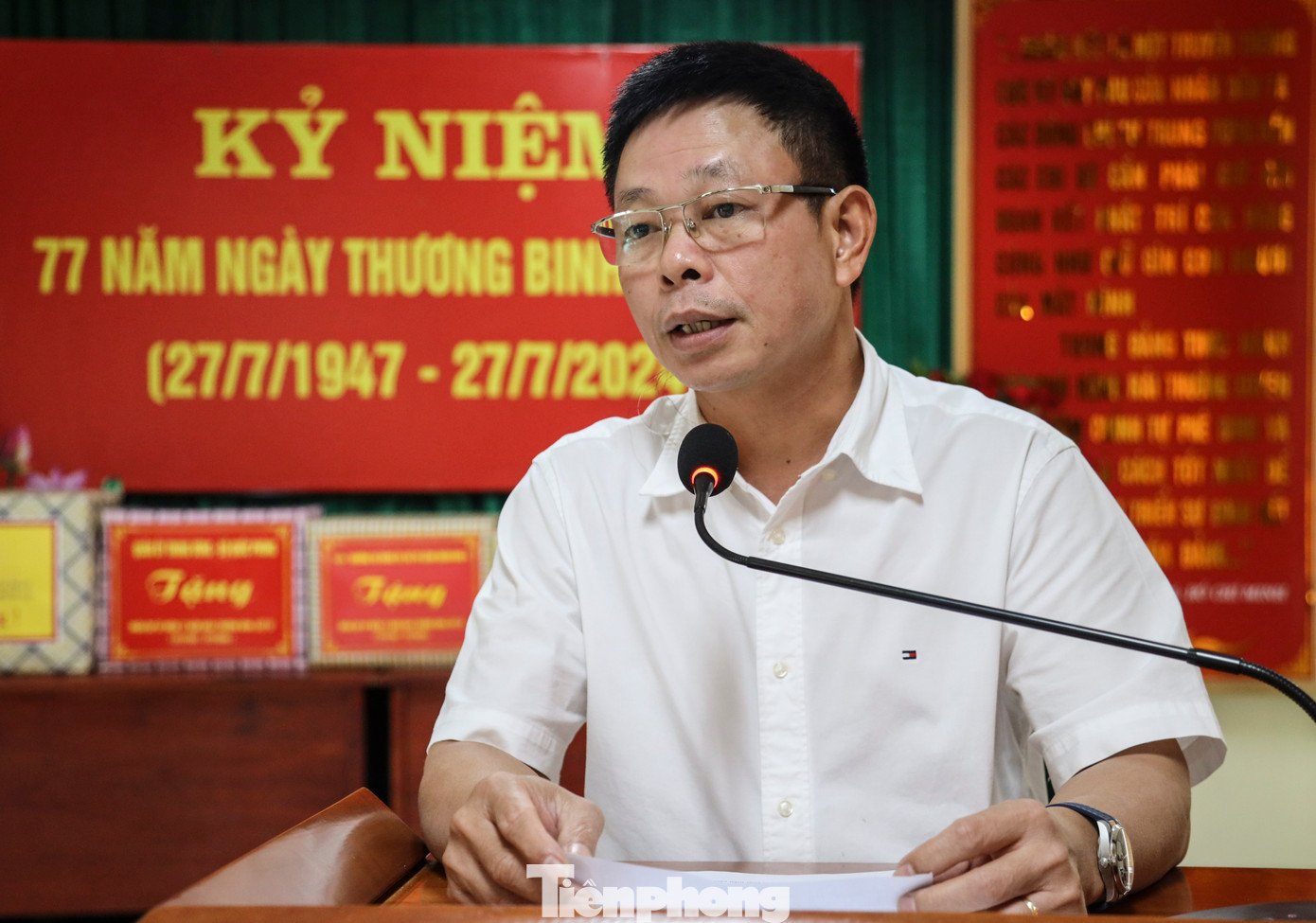 Nhà báo Phùng Công Sưởng – Tổng Biên tập Báo Tiền Phong gửi lời thăm hỏi, động viên các thương, bệnh binh đang điều trị tại Trung tâm Điều dưỡng Thương binh tâm thần kinh Nghệ An. Nhà báo Phùng Công Sưởng – Tổng Biên tập Báo Tiền Phong gửi lời thăm hỏi, động viên các thương, bệnh binh đang điều trị tại Trung tâm Điều dưỡng Thương binh tâm thần kinh Nghệ An.