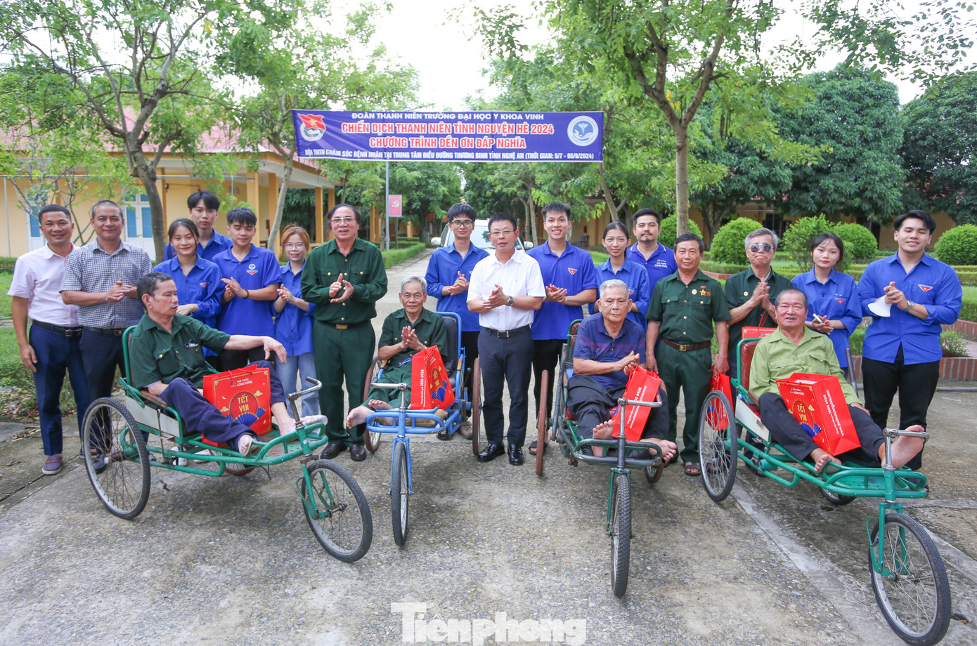 Báo Tiền Phong cùng nhà tài trợ và tuổi trẻ Nghệ An tri ân các thương, bệnh binh. Báo Tiền Phong cùng nhà tài trợ và tuổi trẻ Nghệ An tri ân các thương, bệnh binh.