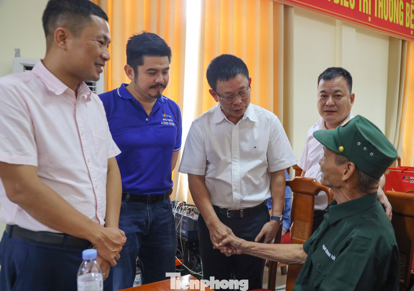 Những món quà ý nghĩa và lời động viên sâu sắc tới các thương, bệnh binh đang điều trị. Những món quà ý nghĩa và lời động viên sâu sắc tới các thương, bệnh binh đang điều trị.