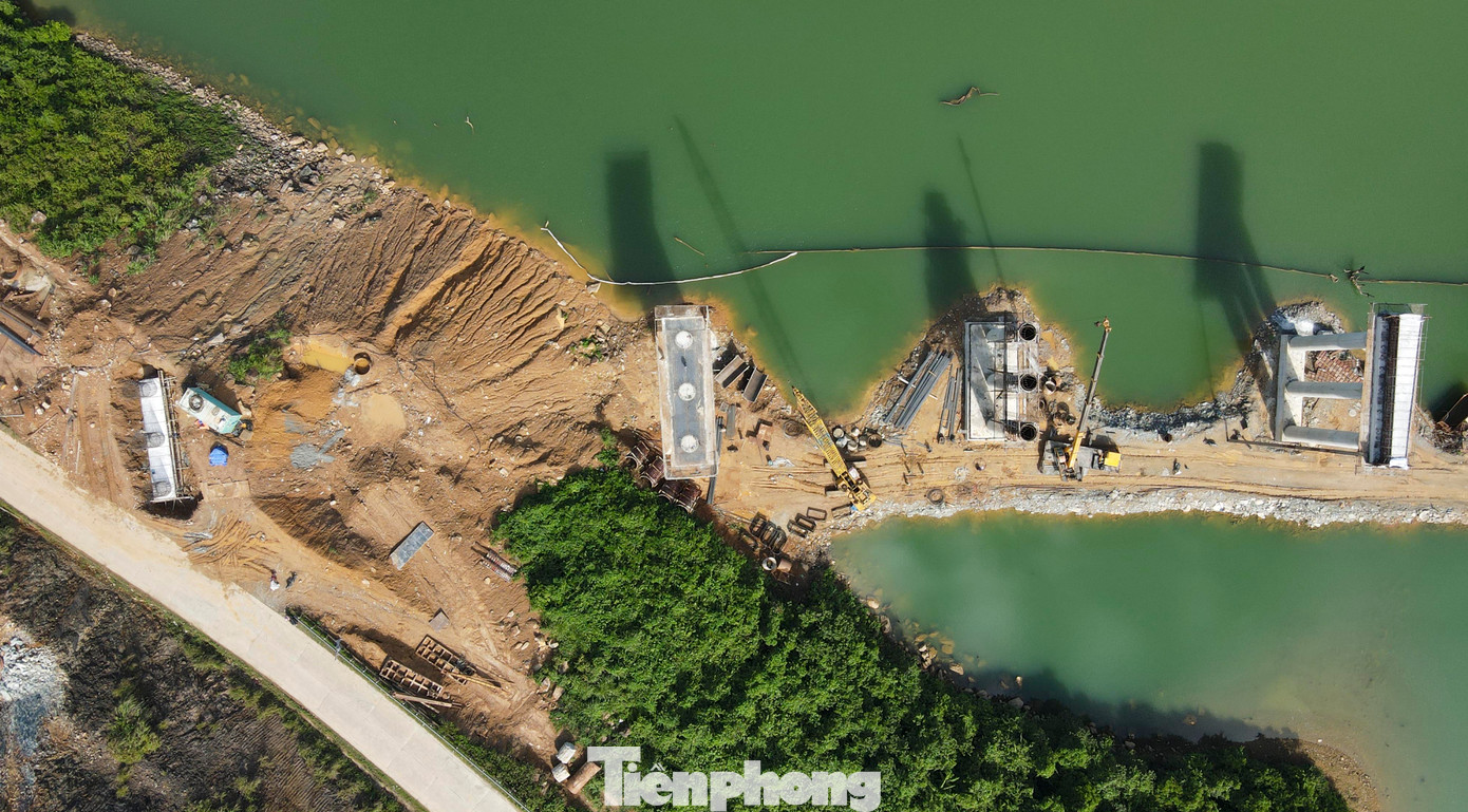 “Đơn vị thi công 3 cầu, số 2,3 và 5. Sau hơn 1 năm thi công, hiện cầu số 2 và số 5 đã đạt 90-95% tiến độ, còn các hạng mục phun chống thấm, thảm bê tông mặt cầu. Riêng cầu số 3 đạt khoảng 70%, các kết cấu dưới, trụ móng đã gần hoàn thiện. Cây cầu này chậm thời gian đặt ra do bổ sung một số thiết kế. Dự kiến trong tháng 11 sẽ hoàn thiện các dự án cầu vượt núi, hồ”, ông Đào Văn Cường - Chỉ huy trưởng Công ty CP 368 cho hay.