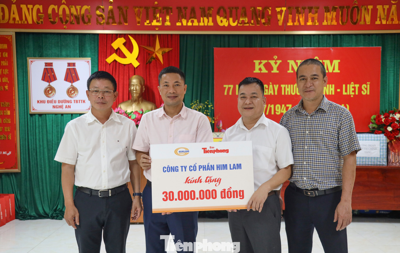 Báo Tiền Phong phối hợp với nhà tài trợ trao tặng các suất quà cho các thương, bệnh binh, người có công tại Trung tâm Điều dưỡng Thương binh tâm thần kinh Nghệ An. Báo Tiền Phong phối hợp với nhà tài trợ trao tặng các suất quà cho các thương, bệnh binh, người có công tại Trung tâm Điều dưỡng Thương binh tâm thần kinh Nghệ An.