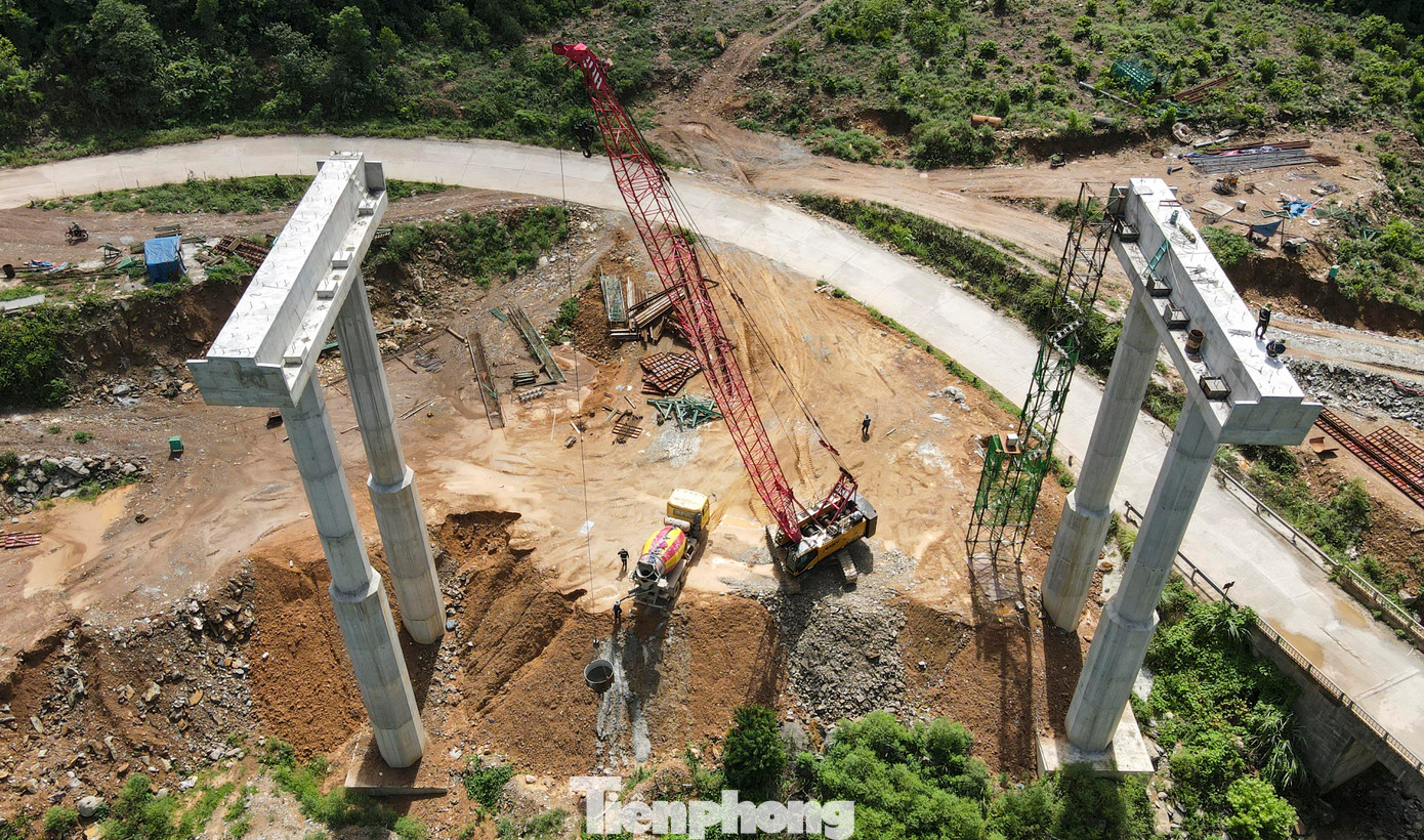 Nhà thầu ưu tiên huy động đội ngũ kỹ sư, công nhân có tay nghề cao, kinh nghiệm thi công để đẩy nhanh tiến độ các hạng mục, nhất là các cây cầu, hầm xuyên núi.