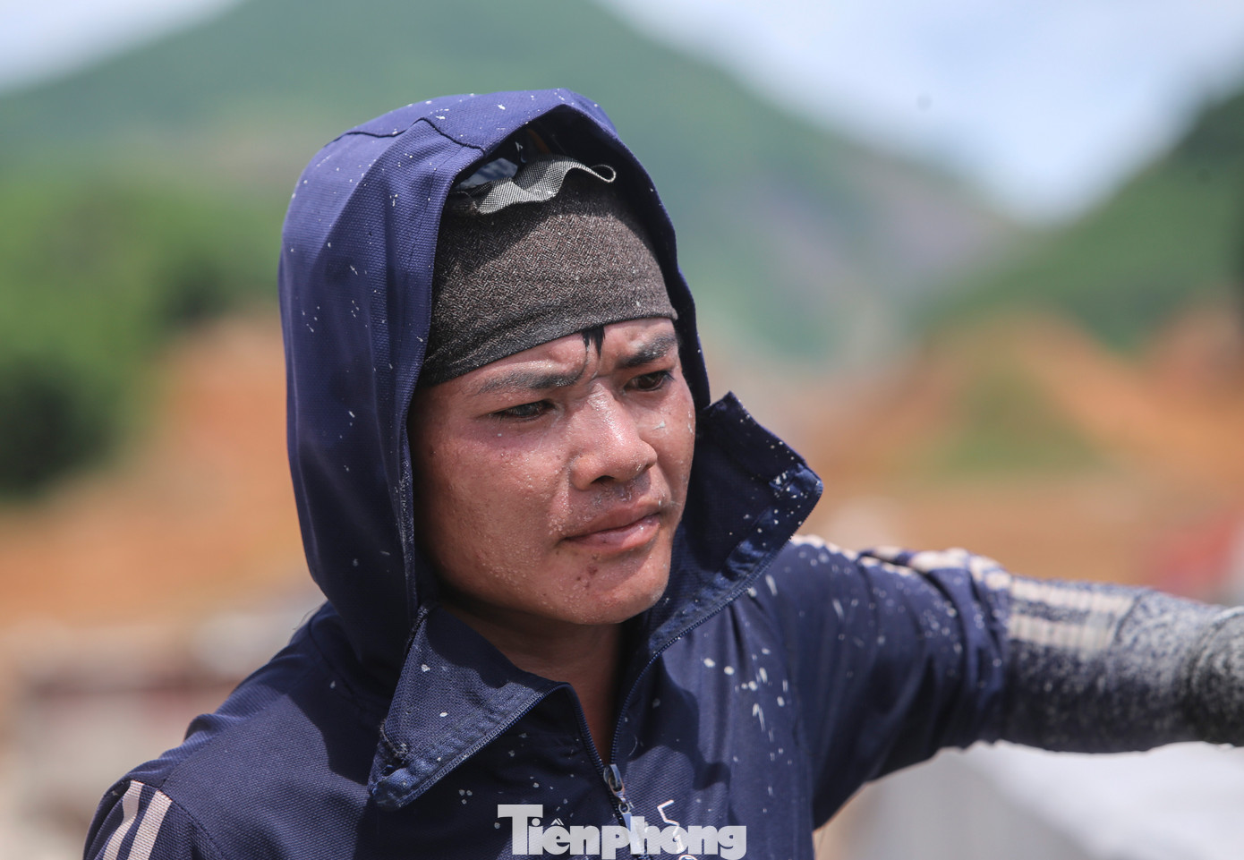 “Dù nắng nóng chúng tôi vẫn cố gắng làm việc để đáp ứng tiến độ. Để tránh nắng buổi sáng sẽ làm việc sớm hơn để tránh thời tiết khắc nghiệt, còn buổi chiều sẽ làm muộn hơn”, công nhân Quang Văn Thắng (27 tuổi, trú tỉnh Nghệ An) cho hay.