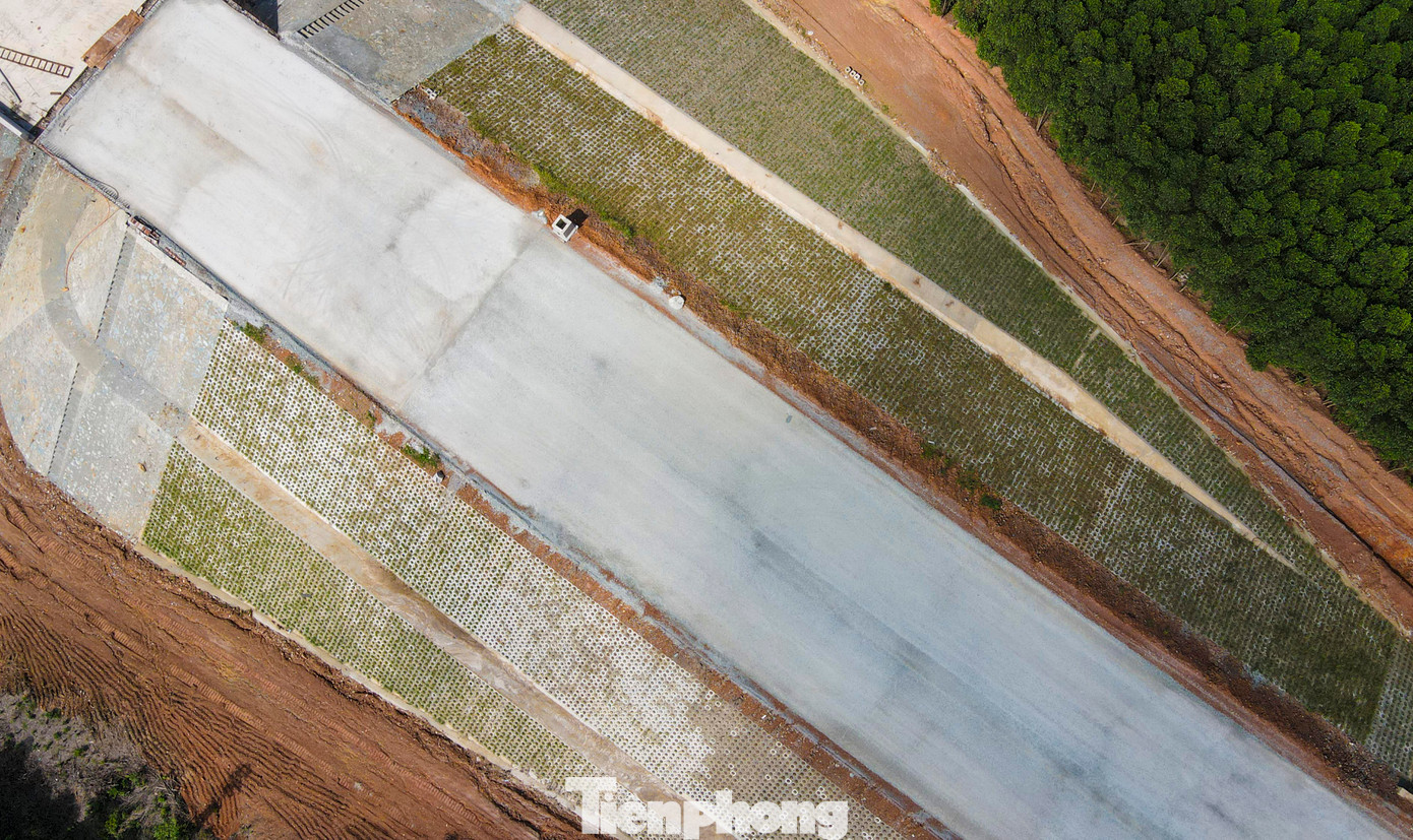 Trên các đoạn tuyến đã cấp phối đá dăm, thảm lớp bê tông nhựa rỗng, nhà thầu hoàn thiện việc gia cố taluy, trồng cỏ hạn chế sạt lở.