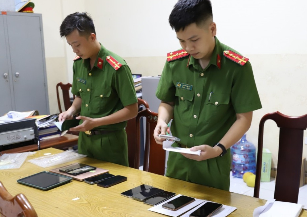 Cơ quan điều tra thu giữ tang vật. Cơ quan điều tra thu giữ tang vật.