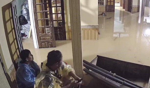 Người dân Cẩm Xuyên trắng đêm chạy lũ.