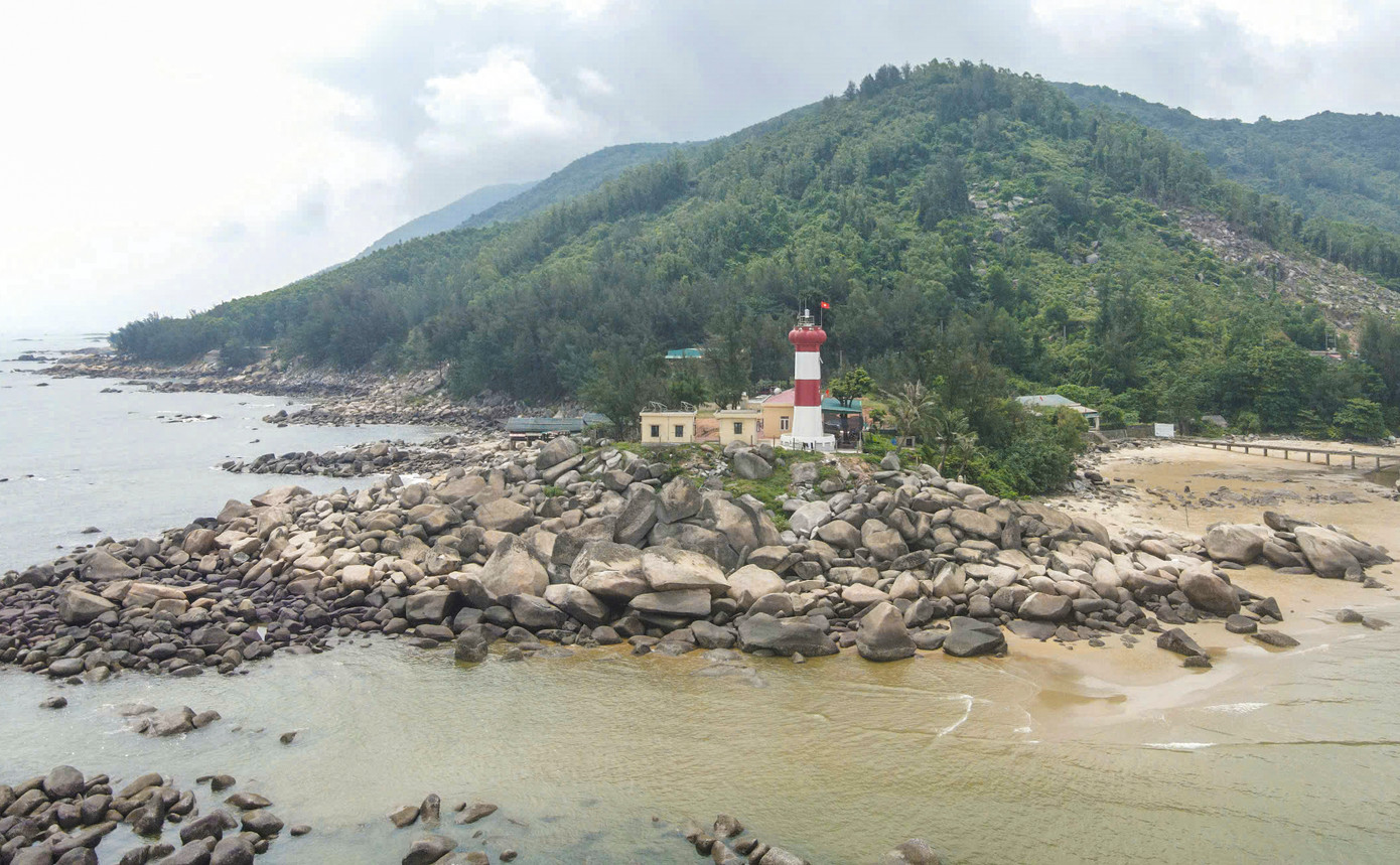 Ngọn hải đăng Cửa Nhượng tọa lạc trên mỏm núi đá ở xã Cẩm Trung (tỉnh Hà Tĩnh), thuộc tuyến hàng hải ven biển Bắc Trung Bộ. Đèn được đặt ở độ cao hơn 40 mét so với mực nước biển, tầm chiếu sáng xa khoảng 19,7 hải lý (tùy theo điều kiện thời tiết). Đây là một trong những điểm báo hiệu quan trọng giúp tàu thuyền định hướng, ra vào khu vực cửa biển Cẩm Nhượng – Thiên Cầm an toàn, nhất là vào ban đêm hoặc khi thời tiết xấu