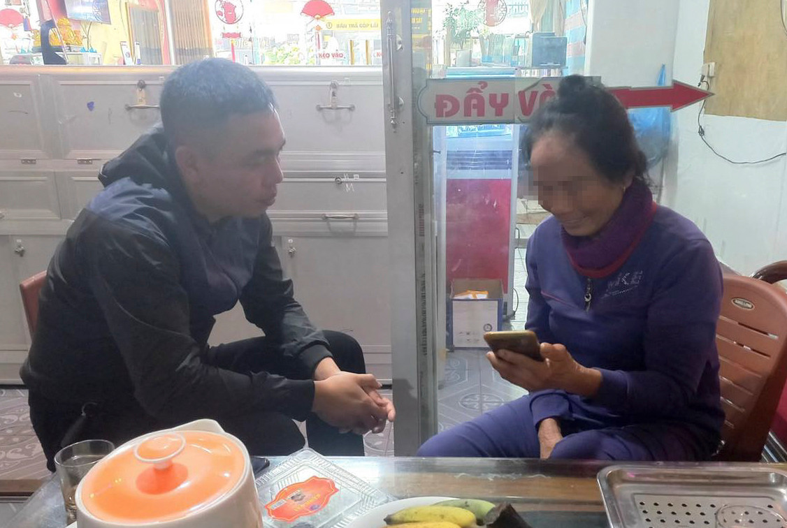 Cán bộ công an giải thích, tuyên truyền cho bà M. về thủ đoạn của kẻ lừa đảo.