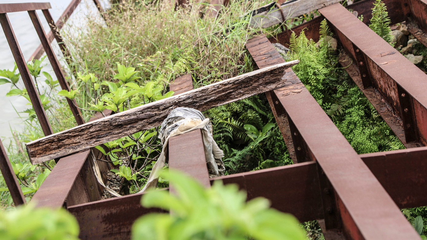 Những nhịp cầu đã đứt gãy theo thời gian.