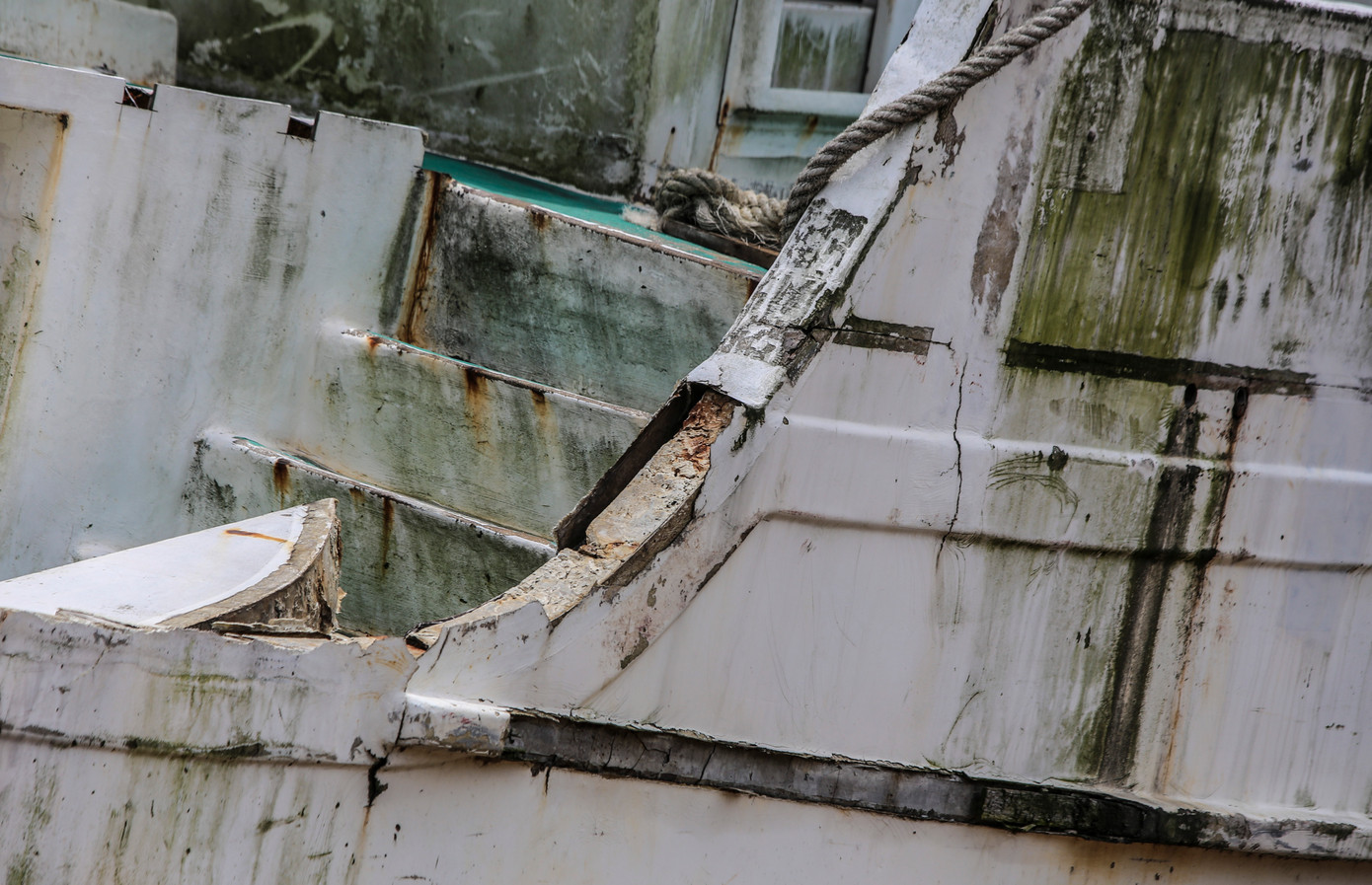 "Tàu không có người trông coi, không rõ chủ nhân là ai. Việc xuất hiện của tàu mắc cạn gây ảnh hưởng cho việc di chuyển cho tàu khác khi vào luồng lạch, khúc sông tránh trú mưa bão", một ngư dân địa phương cho hay. Hình ảnh xác tàu cá chỉ còn phần khung, máy móc đã được tháo rời.