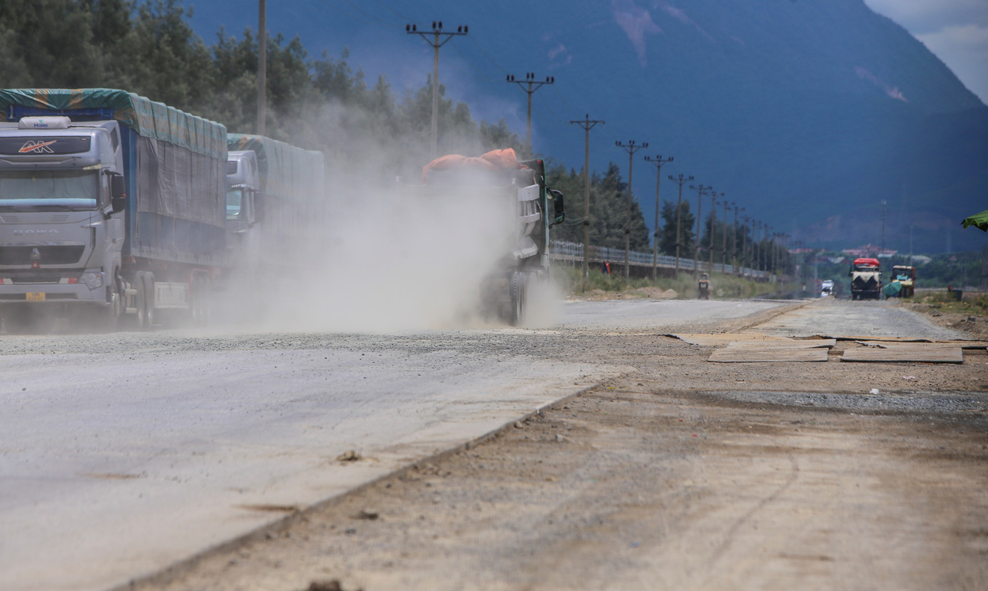 Theo ghi nhận, tuyến đường Nguyễn Trãi từ Quốc lộ 1A về cảng Sơn Dương thời gian qua có lượng xe trọng tải lớn chở vật liệu xây dựng nên tuyến đường xuống cấp nhanh chóng, bụi bay mù mịt.