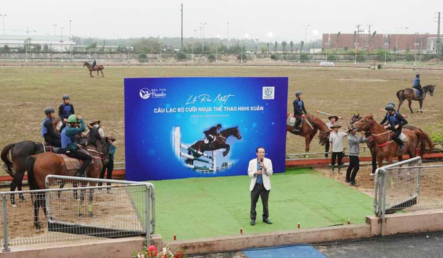Bên trong trường đua chó Xuân Thành trong thời gian chưa được cấp phép cá cược đua chó, chủ đầu tư từng tổ chức lễ ra mắt Câu lạc bộ cưỡi ngựa thể thao vào năm 2021.