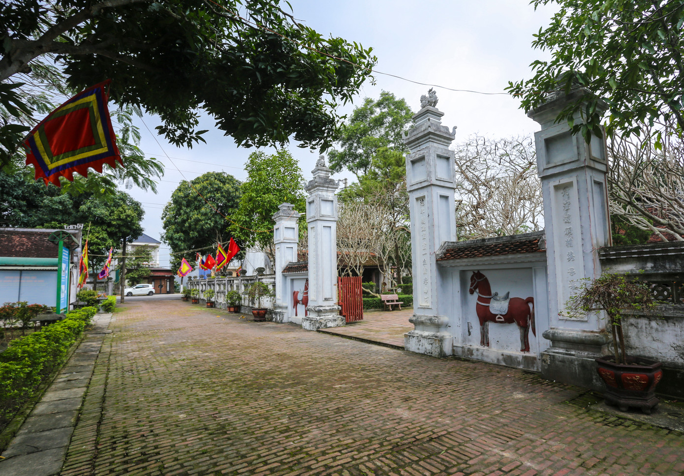 Ông là người có công lớn giúp triều đình nhà Nguyễn ổn định đất nước, đưa ra nhiều chính sách phát triển kinh tế, xã hội, đặc biệt có sáng kiến chiêu mộ dân binh lưu tán, đắp đê lấn biển, khai hoang tạo nên những cánh đồng rộng lớn canh tác nông nghiệp cho mùa màng bội thu. Trong hình là khuôn viên nhà thờ được xây tường bao quanh. Cổng ra vào bố trí hai cột nanh viết chữ Hán, trên có nghê chầu. Ông là người có công lớn giúp triều đình nhà Nguyễn ổn định đất nước, đưa ra nhiều chính sách phát triển kinh tế, xã hội, đặc biệt có sáng kiến chiêu mộ dân binh lưu tán, đắp đê lấn biển, khai hoang tạo nên những cánh đồng rộng lớn canh tác nông nghiệp cho mùa màng bội thu. Trong hình là khuôn viên nhà thờ được xây tường bao quanh. Cổng ra vào bố trí hai cột nanh viết chữ Hán, trên có nghê chầu.