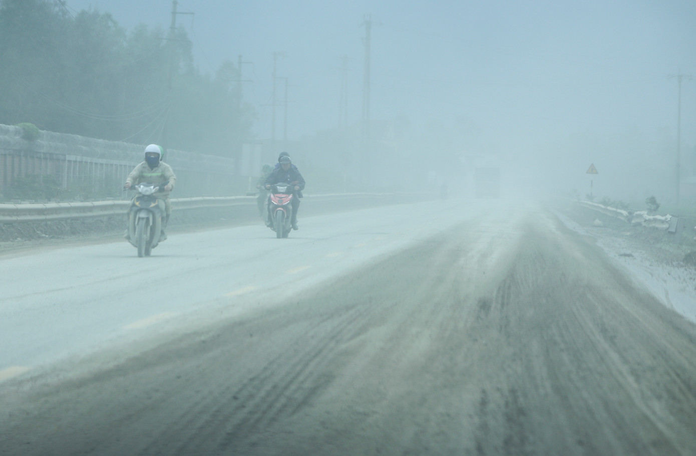 Dọc tuyến đường chạy về Khu liên hợp gang thép và Cảng nước sâu Sơn Dương Formosa, lưu lượng xe chở vật liệu chạy dày đặc, bụi bay mù mịt. Nhiều xe máy chạy trên đường phải nép bên lề, thậm chí dừng lại vì bụi không thấy đường.