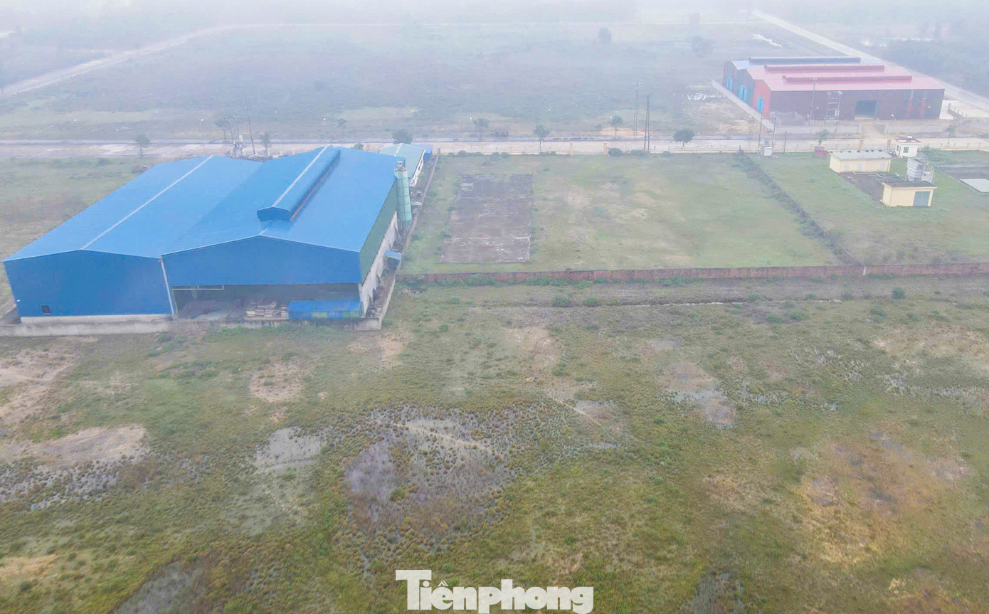 Mặc dù được đầu tư khá đồng bộ nhưng đến nay cụm chỉ thu hút được một vài doanh nghiệp thuê đất, xây dựng nhà kho, bến bãi.