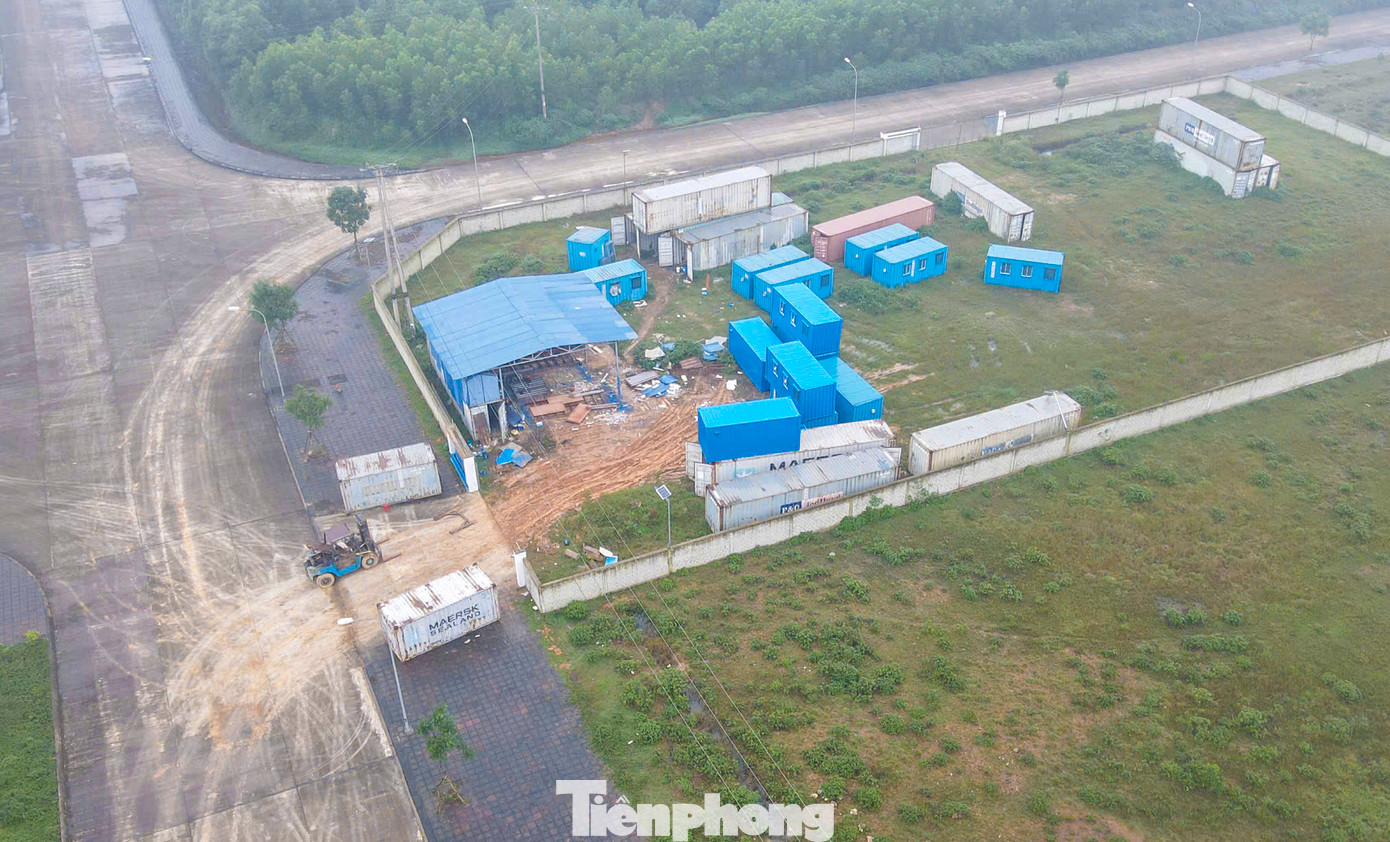 Mặc dù được đầu tư khá đồng bộ nhưng đến nay cụm chỉ thu hút được một vài doanh nghiệp thuê đất, xây dựng nhà kho, bến bãi.