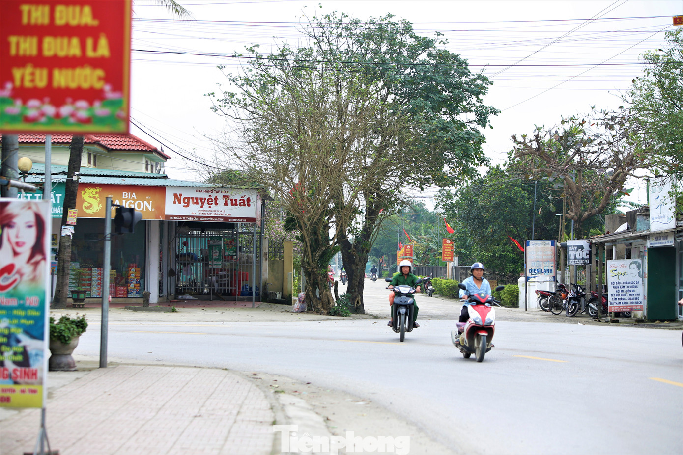 Tại một số nút giao với huyện lộ, chưa được lắp đặt đèn tín hiệu hoặc bị che chắn tầm nhìn bởi cây xanh, nhà dân.