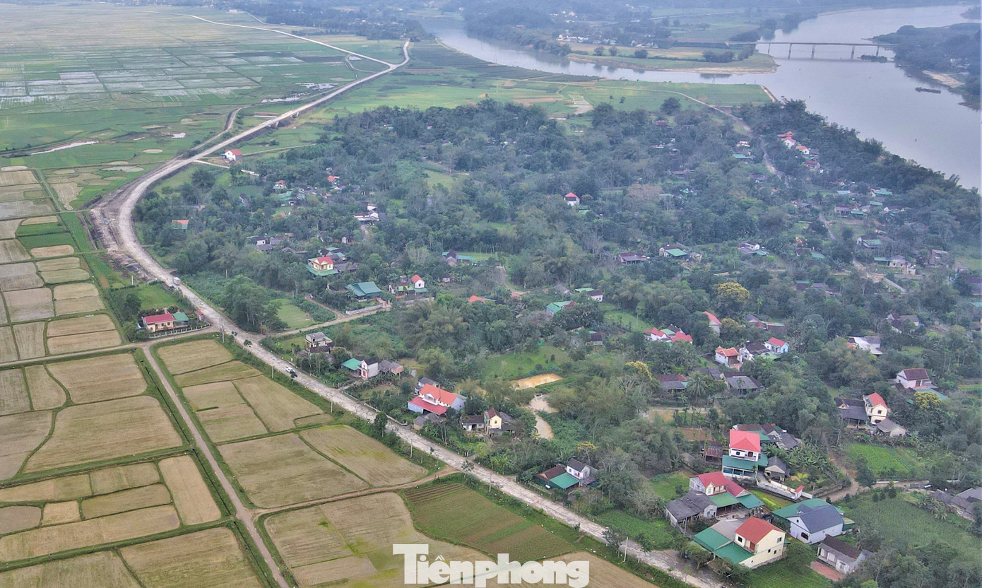 Còn tại đoạn tuyến 2 của quốc lộ 8C nằm trong dự án nâng cấp, mở rộng qua huyện Hương Sơn dài 16,7km. Điểm đầu tại Km90+600 - cầu Linh Cảm (xã Sơn Long), điểm cuối tại Km109+000 ở cầu Ngàn Phố (xã Sơn Trung), giao với đường Hồ Chí Minh tại Km774+125.