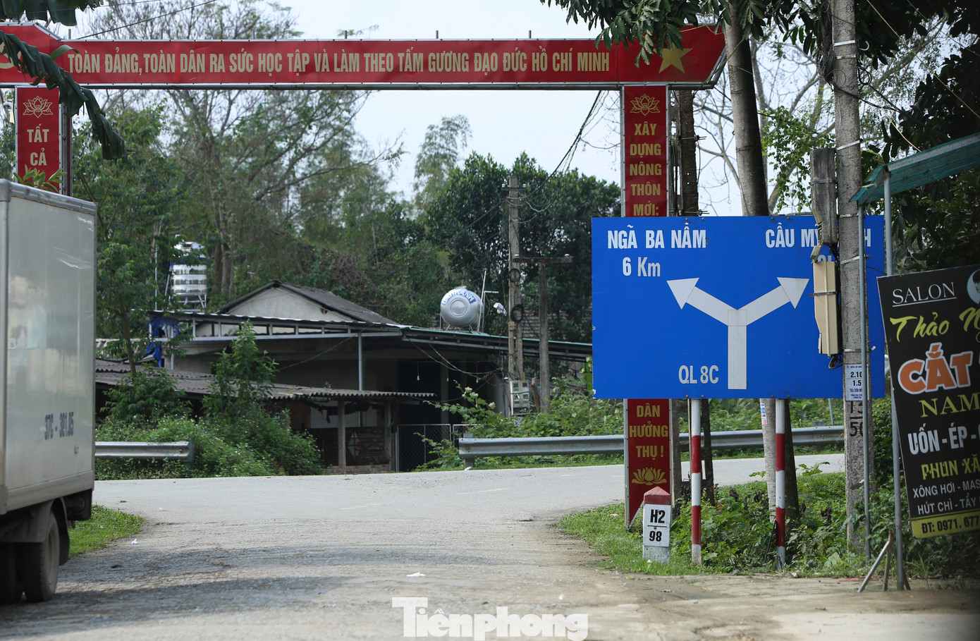 Tuyến quốc lộ chạy qua các cánh đồng và khu dân cư, chân núi ở các xã An Hòa Thịnh, Tân Mỹ Hà, Sơn Ninh, Sơn Trung...