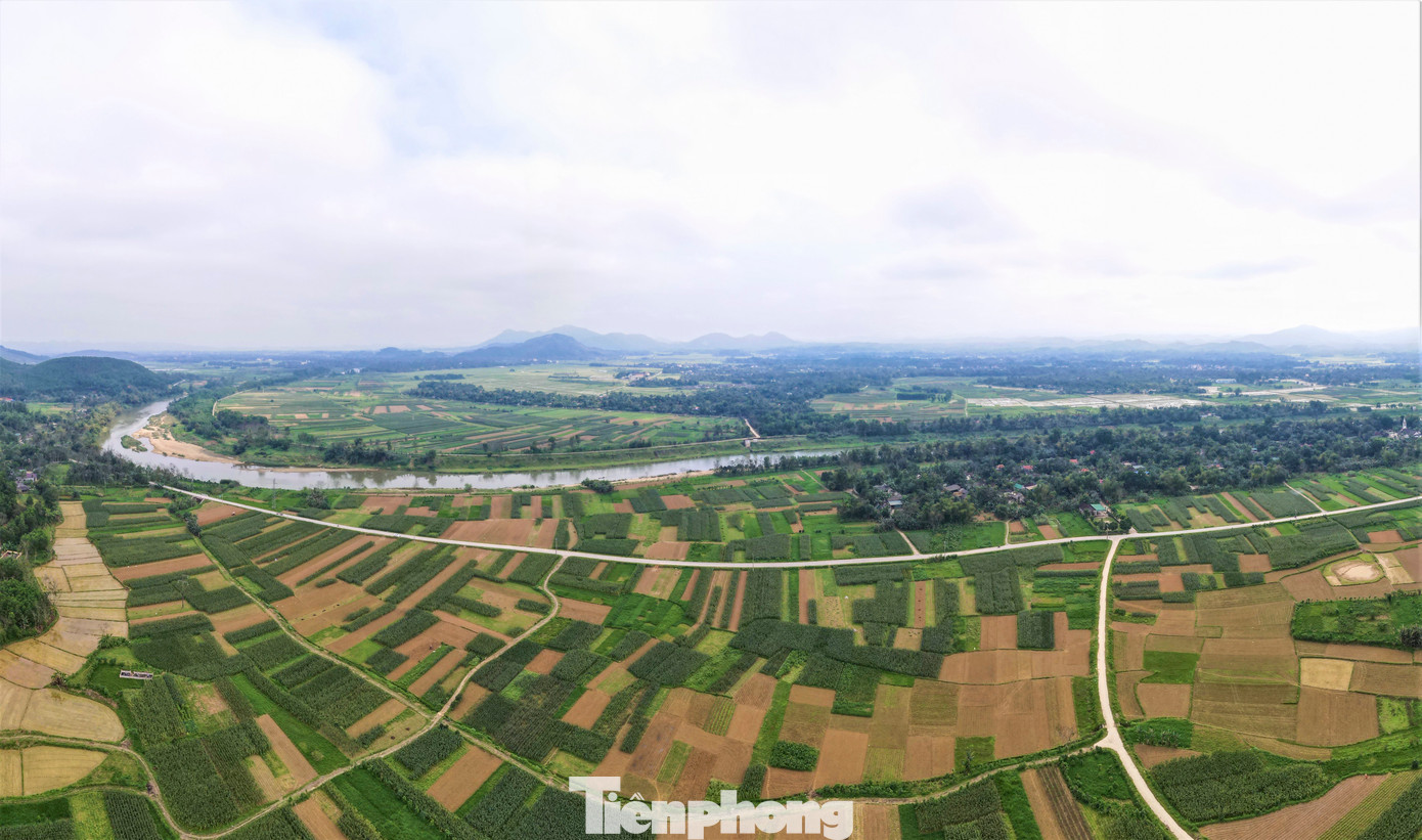 Tuyến đường đi qua những cánh đồng ngô bạt ngàn, chạy dọc sông Ngàn Phố.