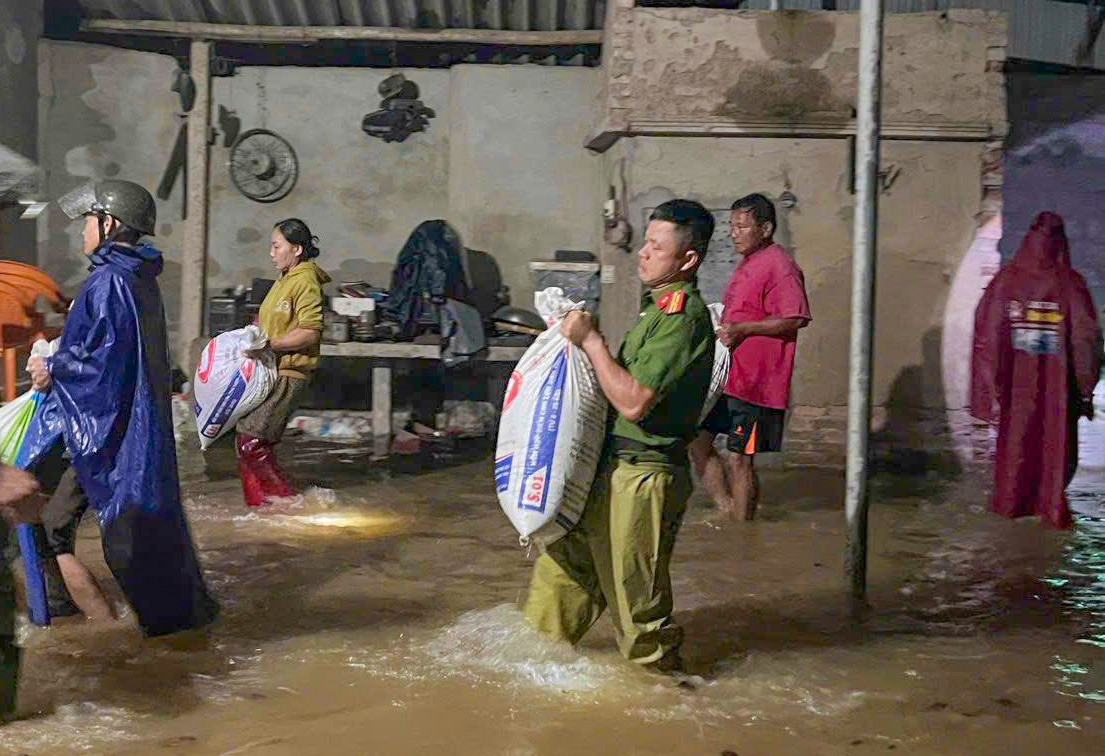 Mưa lớn khiến nước dâng lên rất nhanh đã nhấn chìm nhiều tài sản của các hộ dân chưa kịp kê gác. Chính quyền địa phương trong đêm đã huy động các lực lượng công an, quân đội, dân quân tự vệ và đội xung kích của thôn giúp dân di tản, kê tài sản song thiệt hại vẫn nặng nề.