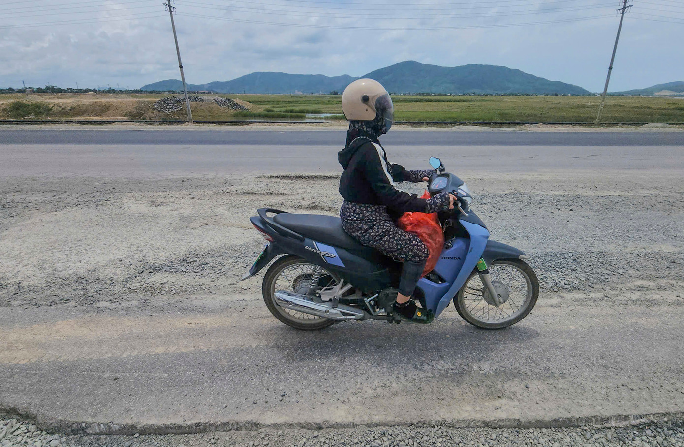 Theo Ban quản lý dự án Đầu tư xây dựng Khu vực Khu Kinh tế tỉnh Hà Tĩnh, đoạn đường trên đang được thi công mở rộng với gói thầu nằm trong dự án Đường trục chính trung tâm Quốc lộ 1 đoạn tránh thị xã Kỳ Anh đến cụm cảng nước sâu Vũng Áng – Sơn Dương. Tuy nhiên, việc thi công chậm, có thời điểm phải “ngắt quãng” do xe chở vật liệu tăng cao và một phần do thời tiết.