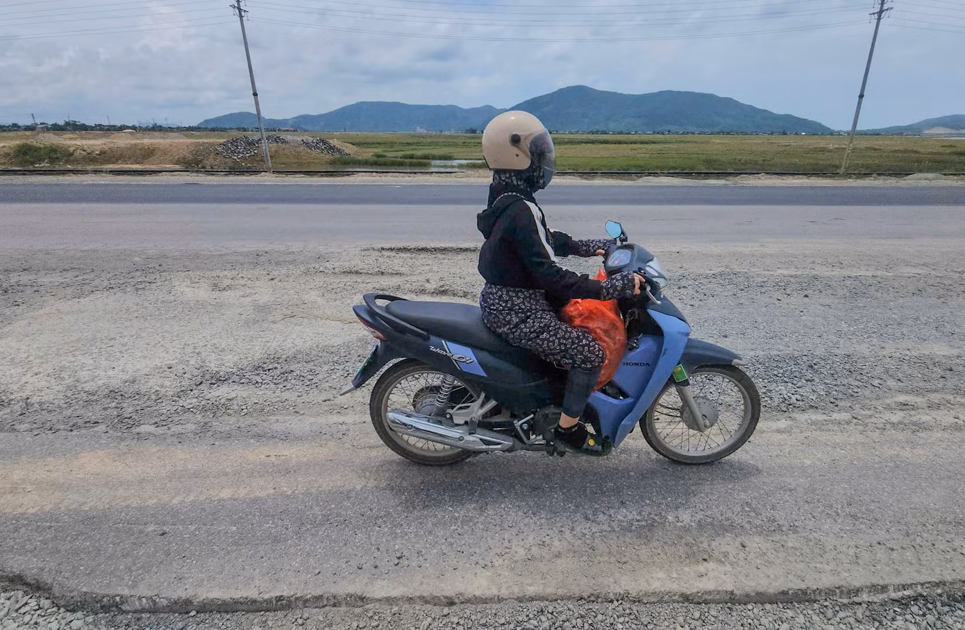 Theo Ban quản lý dự án Đầu tư xây dựng Khu vực Khu Kinh tế tỉnh Hà Tĩnh, đoạn đường trên đang được thi công mở rộng với gói thầu nằm trong dự án Đường trục chính trung tâm Quốc lộ 1 đoạn tránh thị xã Kỳ Anh đến cụm cảng nước sâu Vũng Áng – Sơn Dương. Tuy nhiên, việc thi công chậm, có thời điểm phải “ngắt quãng” do xe chở vật liệu tăng cao và một phần do thời tiết.