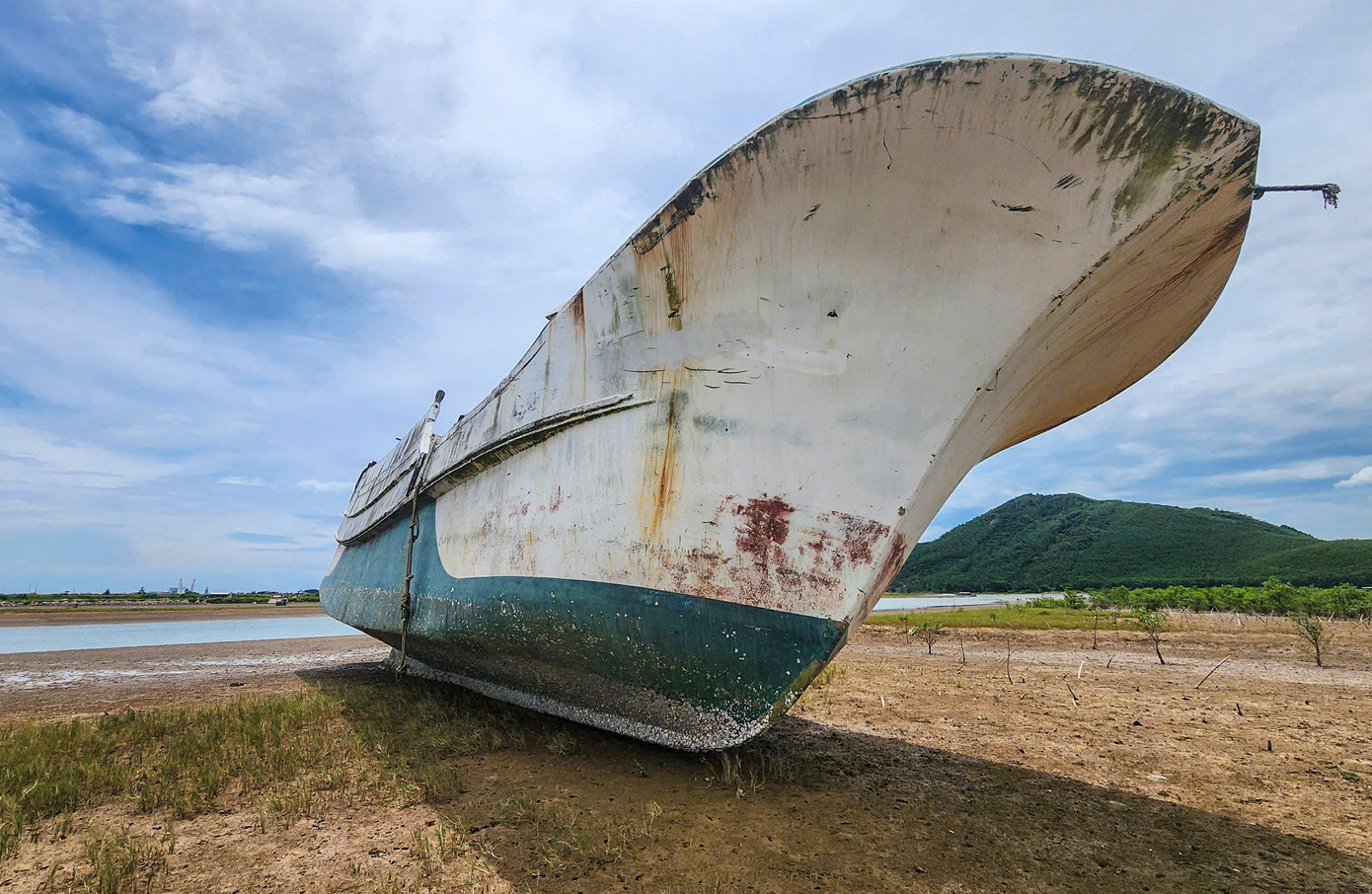 Theo ghi nhận, tàu cá này dài hàng chục mét, rộng 4,5 - 5m, có công suất lớn, thường dùng đánh bắt hải sản trên biển dài ngày. Lâu ngày, tàu cá bị vùi dần xuống lớp cát, phía dưới bám đầy hàu.