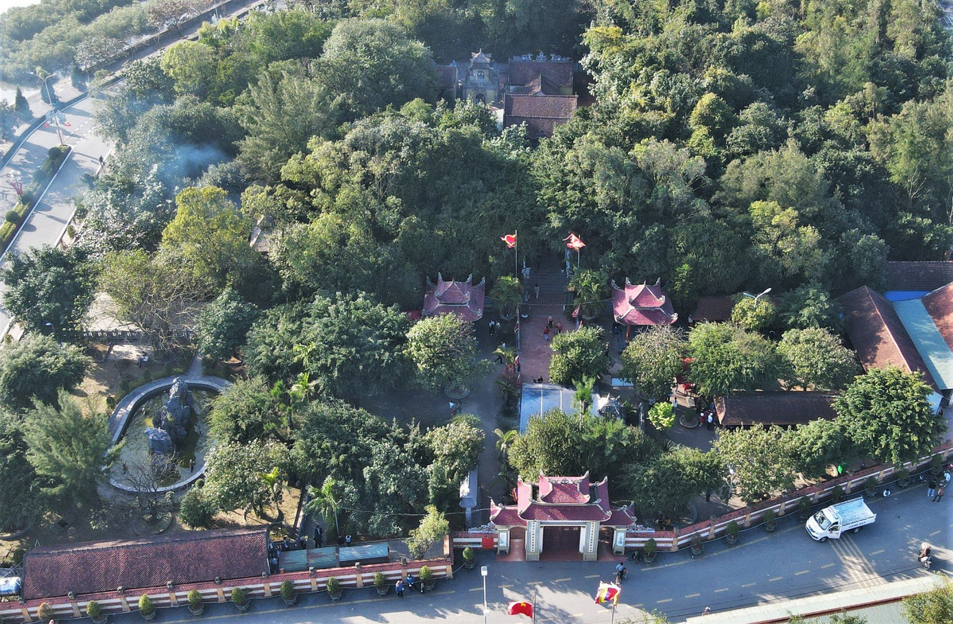 Ông Lê Văn Huân - Phó BQL Khu di tích Đền thờ Chế thắng phu nhân Nguyễn Thị Bích Châu cho biết, để đảm bảo an ninh, phục vụ người dân chiêm bái trong đợt nghỉ Tết Nguyên đán, đơn vị đã yêu cầu các hộ kinh doanh dịch vụ cũng như các thầy cúng lễ phải tuân thủ các quy định, nghiêm cấm triệt để vấn đề chặt chém, chèo kéo du khách. Đến nay, các hoạt động đón khách tại đền Bà Hải diễn ra thuận lợi, an toàn.