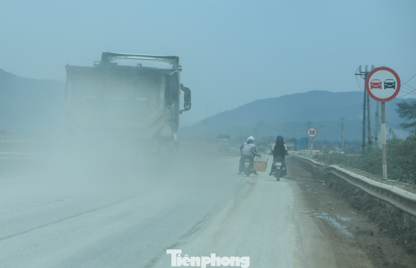 Bụi mù mịt, đường nứt gãy vì cả trăm xe tải chạy rầm rộ mỗi ngày.