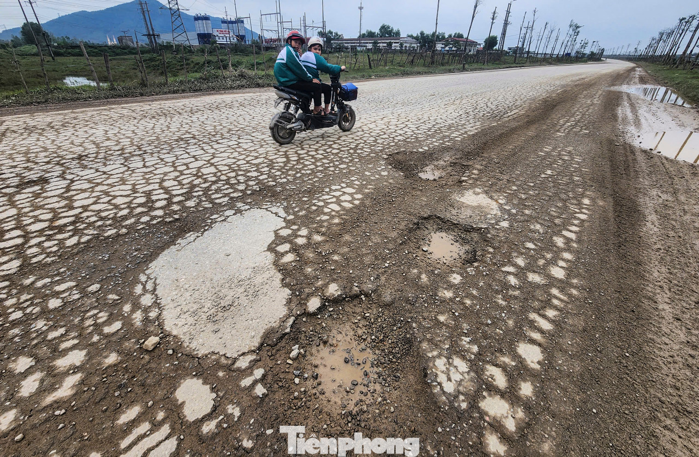 Bụi mù mịt, đường nứt gãy vì cả trăm xe tải chạy rầm rộ mỗi ngày.