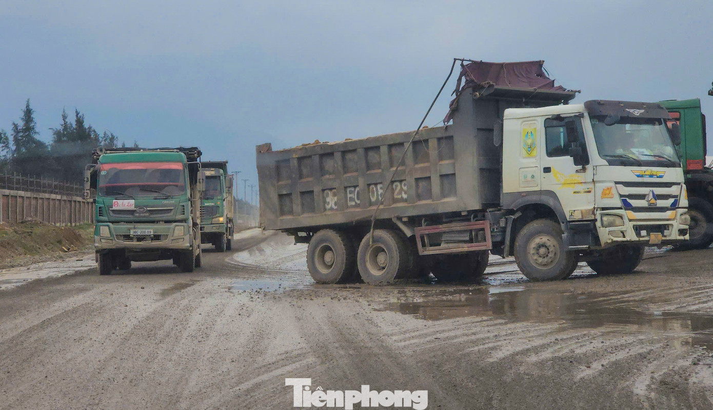 Bụi mù mịt, đường nứt gãy vì cả trăm xe tải chạy rầm rộ mỗi ngày.