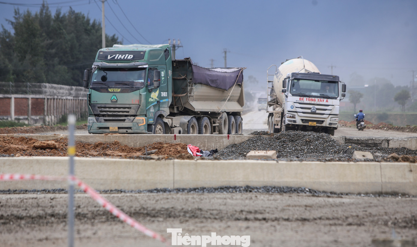 Bụi mù mịt, đường nứt gãy vì cả trăm xe tải chạy rầm rộ mỗi ngày.