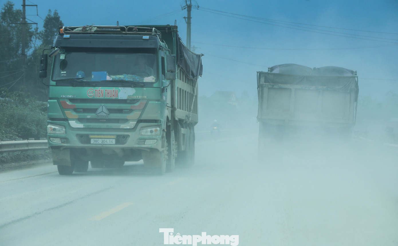 Xe tải chở vật liệu lũ lượt đổ về các dự án ở Khu kinh tế Vũng Áng gây bụi mù mịt, nguy cơ mất an toàn cho người dân.