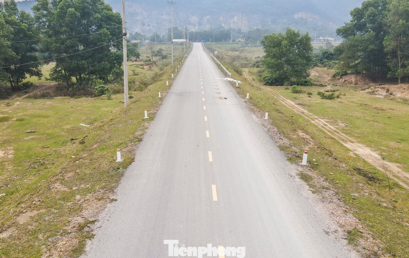 Hạ tầng đường sá hàng chục tỷ đồng và hệ thống đường điện được đầu tư khang trang, rộng rãi, nối từ tuyến tránh quốc lộ 1 vào cụm công nghiệp.