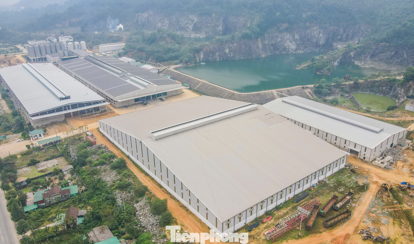 Trong khi đó, Cụm công nghiệp Cổng Khánh 2 cũng tọa lạc tại phường Đậu Liêu (thị xã Hồng Lĩnh) có diện tích hơn 35 ha với ngành nghề hoạt động chính là sản xuất đồ uống, bao gồm sản xuất bia, rượu và các ngành nghề khác đến nay mới thu hút dự án Nhà máy Bia Hà Nội - Nghệ Tĩnh trên diện tích 9 ha.