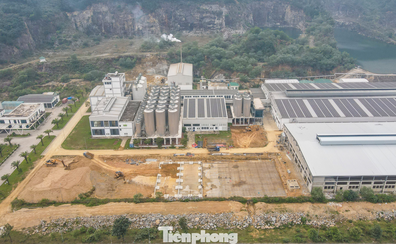 Trong khi đó, Cụm công nghiệp Cổng Khánh 2 cũng tọa lạc tại phường Đậu Liêu (thị xã Hồng Lĩnh) có diện tích hơn 35 ha với ngành nghề hoạt động chính là sản xuất đồ uống, bao gồm sản xuất bia, rượu và các ngành nghề khác đến nay mới thu hút dự án Nhà máy Bia Hà Nội - Nghệ Tĩnh trên diện tích 9 ha.