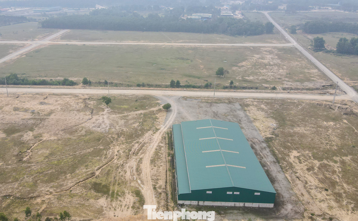 Theo kế hoạch, dự án được phân kỳ đầu tư gồm 3 giai đoạn. Các giai đoạn sẽ hoàn thành và đi vào hoạt động vào quý I năm nay. Thế nhưng, hiện bên trong cụm công nghiệp mới có một vài kho hàng, thiếu vắng nhà đầu tư.