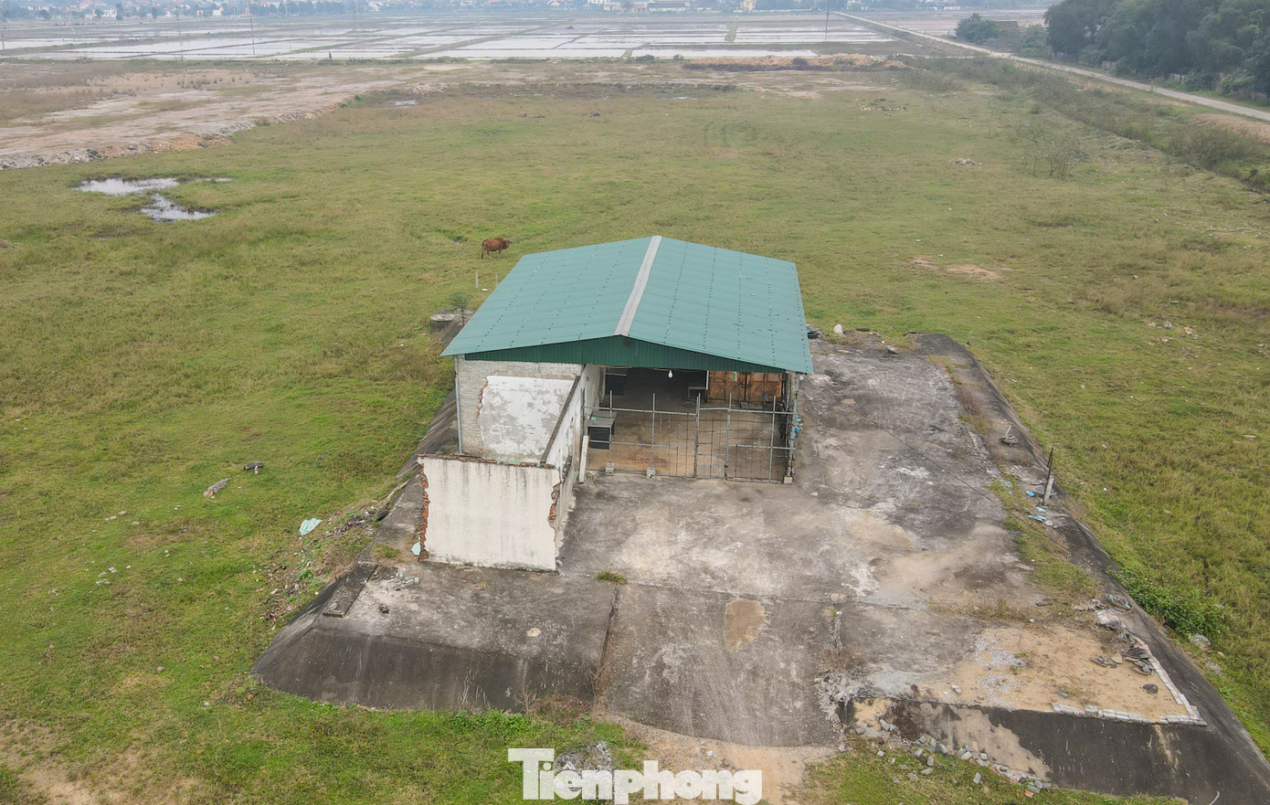 Trên khu đất có một căn nhà được chủ đầu tư xây mới nhưng đến nay còn dang dở, không thấy bóng dáng của đơn vị thi công, thiết bị máy móc thi công công trình. Ngoài ra, có một nhà kho được sửa sang tạm, có người bên trong.